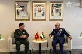 Deputy Minister of National Defence Senior Lieutenant General Hoang Xuan Chien meets with Undersecretary of the UAE Ministry of Defence Lieutenant General Ibrahim Nasser Al-Alawi. (Photo: qdnd.vn)