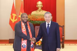 General Secretary of the Communist Party of Vietnam (CPV) Central Committee To Lam (right) and Secretary General of the ruling Mozambique Liberation Front (FRELIMO) Party Chakil Aboobabcar. (Photo: VNA)