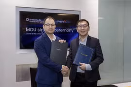 Lim Mingcheng (left), Singapore country head of ST Telemedia Global Data Centres, and Kenny Sng, chief technology officer of SuperX AI Technology. (Photo: STT GDC)