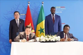 Vietnamese National Assembly Chairman Tran Thanh Man (left, back) and Senegalese Prime Minister Ousmane Sonko witness the signing of a memorandum of understanding on rice trading between the two countries (Photo: VNA)