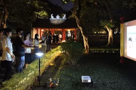 Visitors take part in a night tour at the Temple of Literature (Van Mieu – Quoc Tu Giam) in Hanoi. (Photo: nhandan.vn)