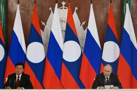 Russian President Vladimir Putin and Laos President Thongloun Sisoulith make statements following their talks. (Photo: en.kremlin.ru)