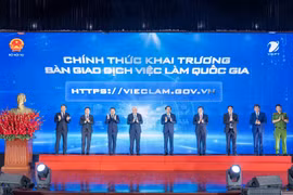 The launch ceremony of the National Employment Exchange (Photo: VietnamPlus)