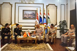 The meeting between Vietnamese Minister of National Defence General Phan Van Giang and his Egyptian counterpart, General Abdel Mageed Saqr in Cairo on August 4. (Photo published by VNA)