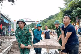 Border guard soldiers from Nam Can border post help residents in Muong Xen commune, Nghe An province, clean up and recover after the floods. (Photo: VNA)