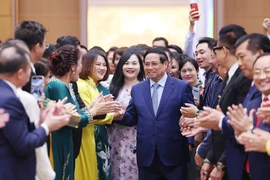 Prime Minister Pham Minh Chinh (centre) meets with business representatives on the occasion of Vietnamese Entrepreneurs Day (Photo: VNA)