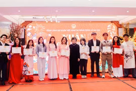 Le Duc Hanh (sixth from right), Consul General of Vietnam in Hong Kong, presents certificates of merit to Vietnamese students in Hong Kong. (Photo: VNA)