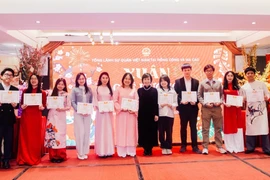 Le Duc Hanh (sixth from right), Consul General of Vietnam in Hong Kong, presents certificates of merit to Vietnamese students in Hong Kong. (Photo: VNA)