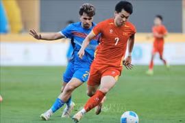 Vietnam’s U22 team (in red) defeat the Philippines’ U22 side (in blue) in the men’s football semifinal at the 33rd SEA Games on December 15, 2025. (Photo: VNA)