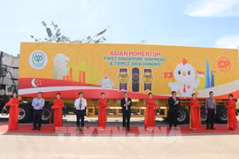 The ribbon-cutting ceremony marking the export of C.P. Vietnam's first container shipment to Singapore. (Photo: VNA) 