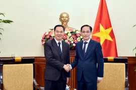 Minister of Foreign Affairs Le Hoai Trung (R) and Lao Minister of Education and Sports Thongsalith Mangnomek at their meeting in Hanoi on December 16. (Photo: Vietnamese Ministry of Foreign Affairs)