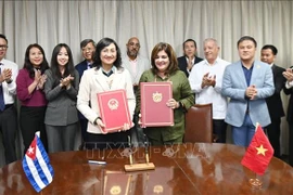 Vietnamese Deputy Minister of Industry and Trade Phan Thị Thang and Cuban Vice Minister of International Trade and Foreign Investment Deborah Rivas Saavedra sign the meeting's minutes (Photo: VNA)