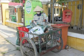 Nguyen Thi Vang is the oldest member of the scrap-collecting cooperative group in An Dong ward in Hue city. (Photo: VNA)