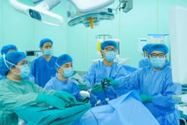 Doctors at the University Medical Center Ho Chi Minh City perform colorectal cancer surgery on the Indonesian patient. (Photo: published by VNA)