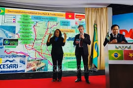Vietnamse Ambassador to Brazil Bui Van Nghi (first, right) speaks at a meeting with the Mayor Ze Pequeno of Davinopolis city (Photo: Vietnamese Embassy in Brazil)