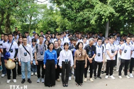 An overseas Vietnamese youth delegation offers incense to the Hung Kings at the Hung Kings Temple Special National Historical Site in Phu Tho province. (Photo: VNA)