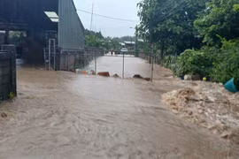 Floods hit northern Thailand, Laos ramps up storm relief efforts