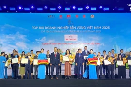 Prudential Vietnam representative receives the CSI100 Award 2025. (Photo: Courtesy of Prudential Vietnam)