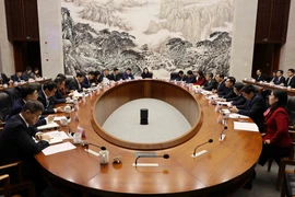 Vietnamese Deputy Prime Minister Nguyen Chi Dung met with the Zhejiang provincial Development and Reform Commission and the Zhejiang Federation of Industry and Commerce. (Photo: VNA)