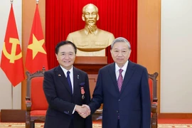 Party General Secretary To Lam (R) receives Kuroiwa Yuji, Governor of Kanagawa prefecture in Hanoi on November 15. (Photo: VNA)