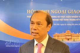Vietnamese Ambassador to the US Nguyen Quoc Dung in an interview with the press on the sidelines of the 33rd Diplomatic Conference (Photo: VNA)