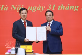 Prime Minister Pham Minh Chinh presents the appointment decision to Bui The Duy, who now serves as Director of the Vietnam National University, Hanoi. (Photo: VNA)