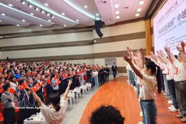 Vietnamese and Chinese youth, along with guests, sing “Vietnam–China" song by renowned composer Do Nhuan. (Photo: VNA)