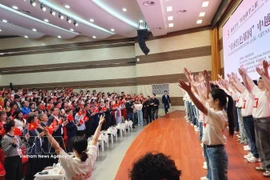 Vietnamese and Chinese youth, along with guests, sing “Vietnam–China" song by renowned composer Do Nhuan. (Photo: VNA)