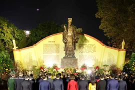Party General Secretary To Lam and delegates offer incense at Monument to King Ly Thai To (Photo: VNA)