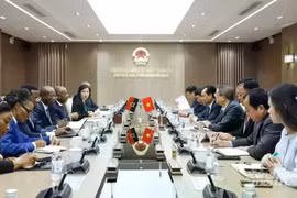 Vietnamese Minister of Agriculture and Environment Trinh Viet Hung holds talks with Angolan Minister of Agriculture and Forestry Isaac Francisco Maria dos Anjos. (Photo: nhandan.vn) 