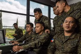 Armed Forces of the Philippines service members synchronise communications equipment and refine standard operating procedures in preparation for Exercise Balikatan 2026 in Manila, Philippines, April 8, 2026. (Photo: US Marine Corps) 