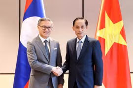 Vietnamese Foreign Minister Le Hoai Trung (R) and his Lao counterpart Thongsavanh Phomvihane at the 12th Vietnam–Laos political consultation at the foreign ministerial level in Hanoi on December 18, 2025 (Photo: VNA)