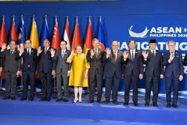 Vietnamese Minister of Foreign Affairs Le Hoai Trung (fifth, left) and Foreign Ministers from ASEAN member countries at the AMM Retreat. (Photo: VNA)
