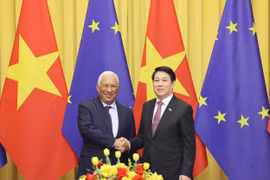 Vietnamese State President Luong Cuong (R) welcomes President of the European Council António Costa in Hanoi. (Photo: VNA)