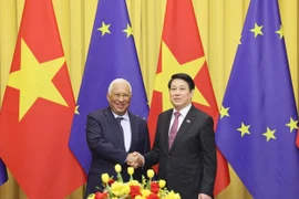 Vietnamese State President Luong Cuong (R) welcomes President of the European Council António Costa in Hanoi. (Photo: VNA)