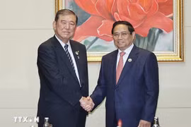 PM Pham Minh Chinh (R) and his Japanese counterpart Ishiba Shigeru in Vientiane (Photo: VNA)
