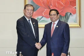 PM Pham Minh Chinh (R) and his Japanese counterpart Ishiba Shigeru in Vientiane (Photo: VNA)