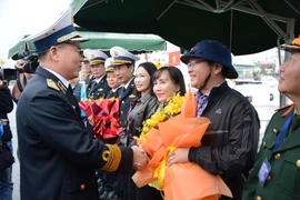 Rear Admiral Nguyen Dang Tien (first left), Political Commissar of Naval Region 3, presents flowers to the working delegation. (Photo: VNA)