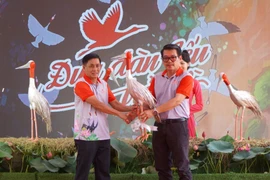 Dong Thap receives the first sarus cranes from Thailand for conservation. (Photo: VNA)