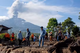 Mount Marapi erupted again on April 19 (Photo: Xinhua)