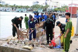 Youth Union members collect waste along the coastline in the Phu Quoc special zone. (Photo: VNA)