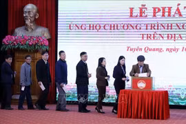 State employees in the northern province of Tuyen Quang donate for housing support programme. (Photo: VNA) 