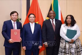 PM Pham Minh Chinh (second, left) and South African President Cyril Ramaphosa witness the signing of a MoU on agricultural cooperation (Photo: VNA)
