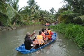 Travellers in a boat tour in the Mekong Delta province of Tien Giang (Photo: VNA)