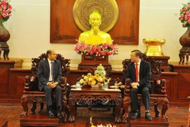 Chairman of the People’s Committee of Can Tho city Truong Canh Tuyen holds talks with Indian Ambassador to Vietnam Sandeep Arya on June 17. (Photo: VNA)