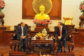 Chairman of the People’s Committee of Can Tho city Truong Canh Tuyen holds talks with Indian Ambassador to Vietnam Sandeep Arya on June 17. (Photo: VNA)