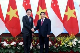 Prime Minister Pham Minh Chinh (right) and Singaporean counterpart Lawrence Wong (Photo: VNA)