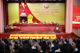 Delegates vote to pass the resolution of the first Congress of the Ho Chi Minh City Party Organisation in the closing session on October 15 morning (Photo: Organising Committee)