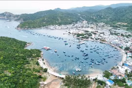 Viewed from the scenic coastal road DT702, Vinh Hy Bay resembles a watercolour painting framed by rolling mountains and emerald water. (Photo: VNA)