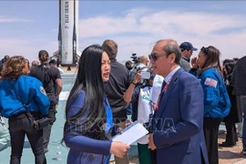 Vietnamese Ambassador to the US Nguyen Quoc Dung (R) hands over a congratulatory letter from President Luong Cuong to Amanda Nguyen. (Photo: VNA)